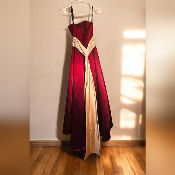 Elegant Strapless Burgundy Dress. Long Cream Sash. Crinoline Underneath. Size 4. - Picture 5 of 9